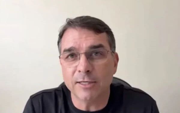 “A CULPA SERÁ SUA”: Flávio Bolsonaro acusa Moraes caso o pai morra na prisão