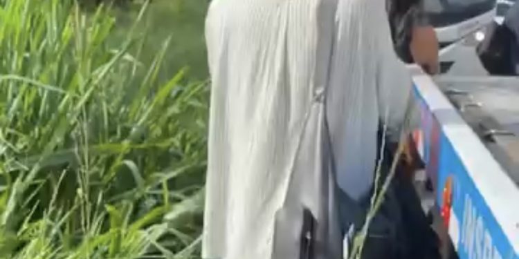 ÔNIBUS QUEBRA NOVAMENTE E EXPÕE O CAOS DA CIDADE SOL: FUMAÇA, ATRASOS E PASSAGEIROS PREJUDICADOS