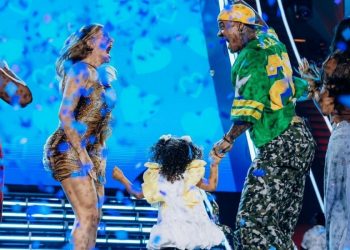 É menino! Léo Santana e Lore Improta revelam sexo do segundo filho durante gravação de DVD