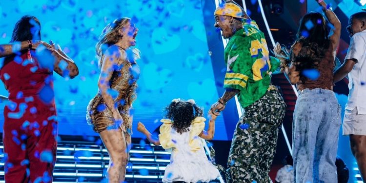 É menino! Léo Santana e Lore Improta revelam sexo do segundo filho durante gravação de DVD