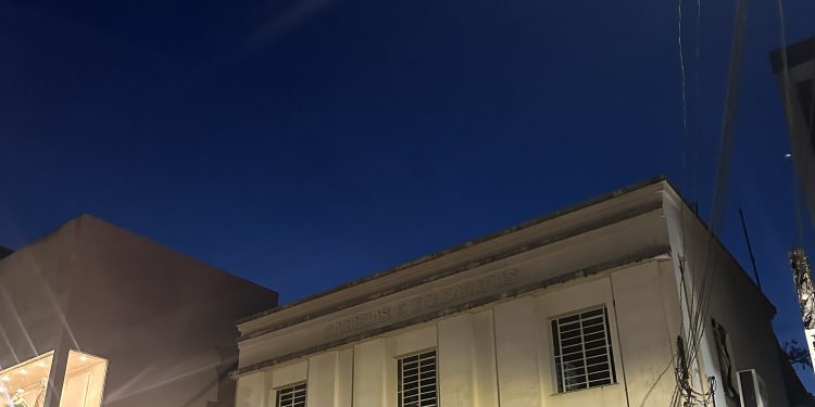 Correios de Candeias fecham por tempo indeterminado após vazamento de água e risco de desabamento