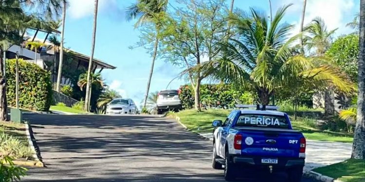 Suspeitos invadem casa de luxo em Salvador e furtam mais de R$ 100 mil em joias, bolsas e sapatos