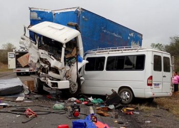 Colisão entre carreta e van deixa morto e feridos na BR-116