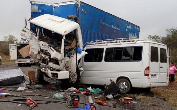 Colisão entre carreta e van deixa morto e feridos na BR-116