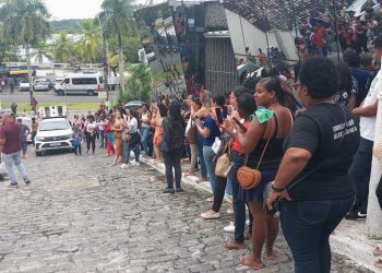 Após Calmon descumprir decisão judicial do “Pão na Mesa”, povo se revolta e protesta em frente ao MP de São Francisco do Conde