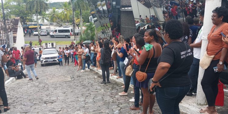 Após Calmon descumprir decisão judicial do “Pão na Mesa”, povo se revolta e protesta em frente ao MP de São Francisco do Conde