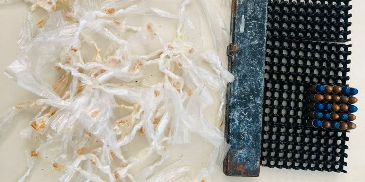 Guarnição do CETO apreende mochila com drogas e munições em Candeias