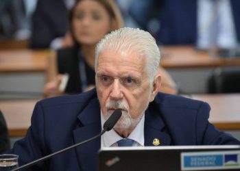 Único baiano na CPI do INSS, Jaques Wagner vota contra a convocação do filho de Lula