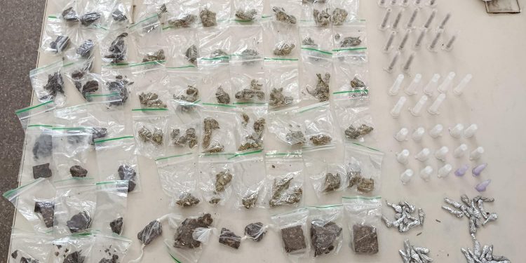 AMOR BANDIDO: CASAL É PRESO POR TRÁFICO DE DROGAS NO BAIRRO SANTA CLARA EM CANDEIAS