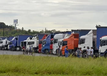 Caminhoneiros articulam nova paralisação no Brasil