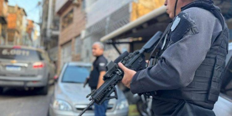 Idoso é preso por estupro de vulnerável contra a neta em Lauro de Freitas