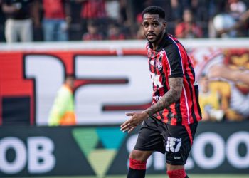 Machucado, zagueiro é dúvida do Vitória para reta final do Brasileiro