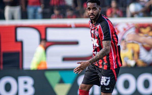 Machucado, zagueiro é dúvida do Vitória para reta final do Brasileiro