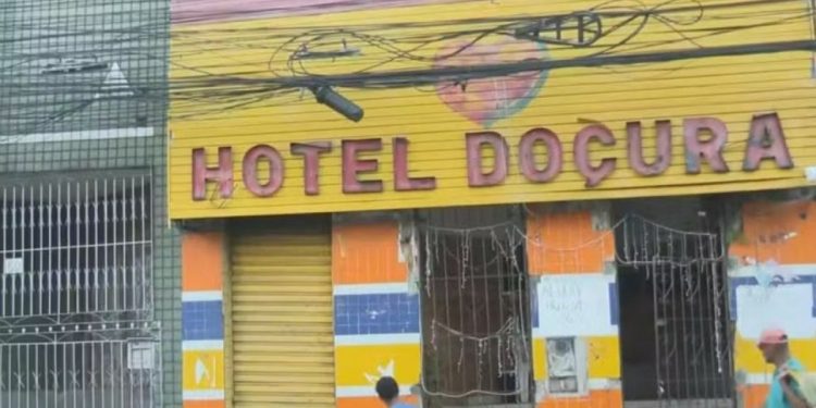 Homem morre em incêndio dentro de quarto de hotel em Salvador