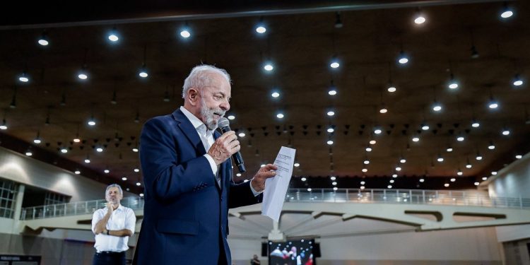 ‘Vagabundo que bate em mulher não precisa votar em mim’, diz Lula