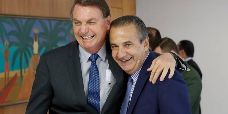 ‘Faz a esquerda dar gargalhadas’, diz Silas Malafaia após Bolsonaro escolher Flávio para as eleições de 26