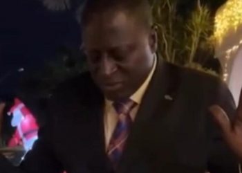 Deputado Hélio Lopes aparece orando em frente à casa de Bolsonaro e dispara: ‘É muita macumba’