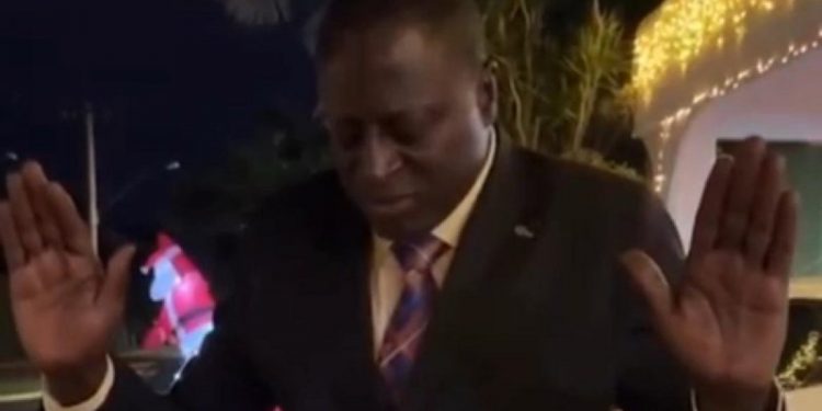 Deputado Hélio Lopes aparece orando em frente à casa de Bolsonaro e dispara: ‘É muita macumba’