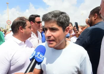 “Comparação preconceituosa”: ACM Neto reage e diz que Jerônimo trata ambulantes como bandidos