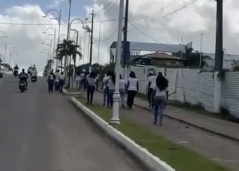 SFC: Crueldade de Calmon contra cidade faz crianças andarem quilômetros na beira de pistas perigosas para chegarem nas escolas; Calote foi de 10 meses em empresa de transporte