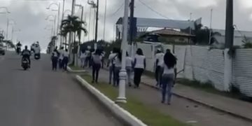 SFC: Crueldade de Calmon contra cidade faz crianças andarem quilômetros na beira de pistas perigosas para chegarem nas escolas; Calote foi de 10 meses em empresa de transporte