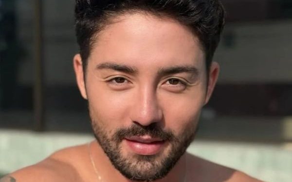 Rico Melquiades anuncia harmonização anal e rebate críticas: ‘O toba é meu!’