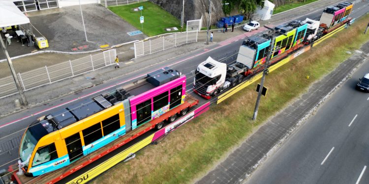 Primeiro trem do VLT chega a Salvador e Jerônimo revela prazo para receber passageiros