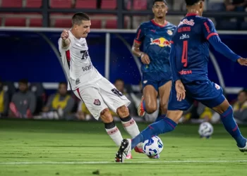 Duro golpe: Vitória é goleado pelo Bragantino e decidirá permanência na Série A na última rodada