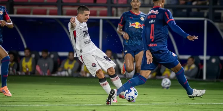 Duro golpe: Vitória é goleado pelo Bragantino e decidirá permanência na Série A na última rodada