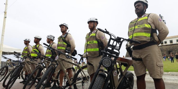 Policiamento ciclístico reforça segurança durante a Operação Verão na Bahia