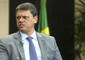 “Flávio vai contar com a gente”, diz Tarcísio após anúncio de pré-candidatura do senador à Presidência