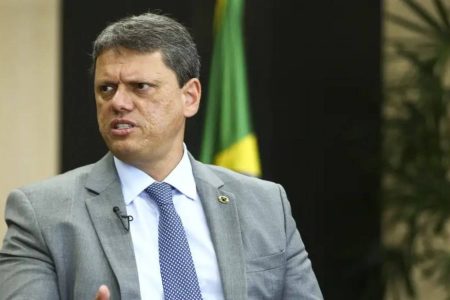 “Flávio vai contar com a gente”, diz Tarcísio após anúncio de pré-candidatura do senador à Presidência