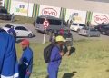 Greve paralisa obras da BYD em Camaçari pelo quinto dia ; PM usa spray de pimenta e balas de borracha para dispersar manifestantes