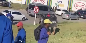 Greve paralisa obras da BYD em Camaçari pelo quinto dia ; PM usa spray de pimenta e balas de borracha para dispersar manifestantes