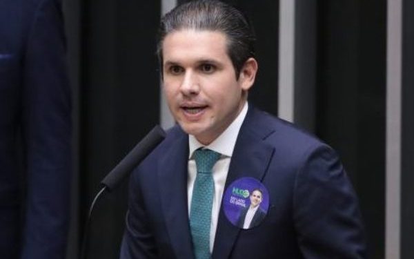 Hugo Motta põe em pauta PL que pode reduzir pena de Bolsonaro; entenda