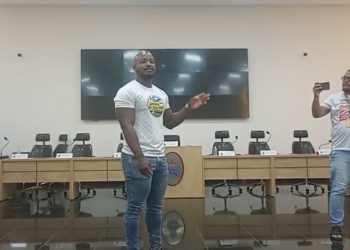 SFC: Calmon coloca Câmara no centro de sua crise que fica sem sessão após protestos da população; Crise se agrava e povo continua sem salários