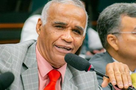 Aliado de Jerônimo, Pastor Isidório vota a favor de projeto que reduz penas de Bolsonaro