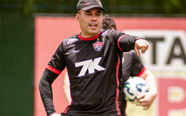 Vitória anuncia renovação com o técnico Jair Ventura