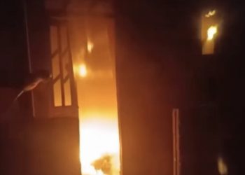 MORADORES DENUNCIAM: Homens encapuzados invadem casa e colocam fogo no Areal, na Caroba