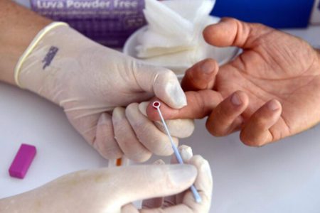 Casos de sífilis seguem em alta no Brasil e acendem alerta entre jovens, idosos e gestantes