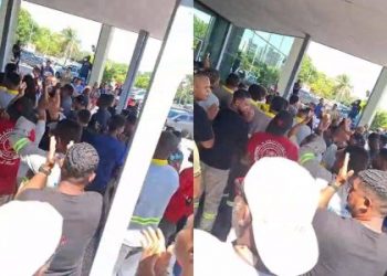 Provedores de internet protestam na frente do gabinete de Jerônimo após CV executar trabalhadores