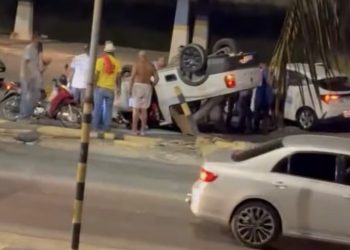 Carro capota no antigo posto policial em Candeias