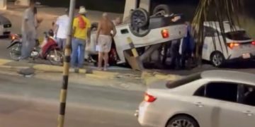 Carro capota no antigo posto policial em Candeias