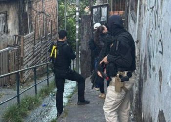 Polícia prende dois suspeitos de matar técnicos de internet em Salvador