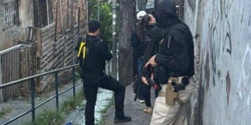 Polícia prende dois suspeitos de matar técnicos de internet em Salvador