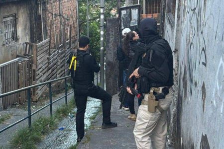 Polícia prende dois suspeitos de matar técnicos de internet em Salvador