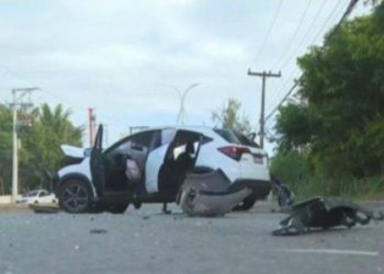 Mulher morre após carro bater em dois postes em Itapuã; motorista é preso por embriaguez