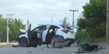 Mulher morre após carro bater em dois postes em Itapuã; motorista é preso por embriaguez