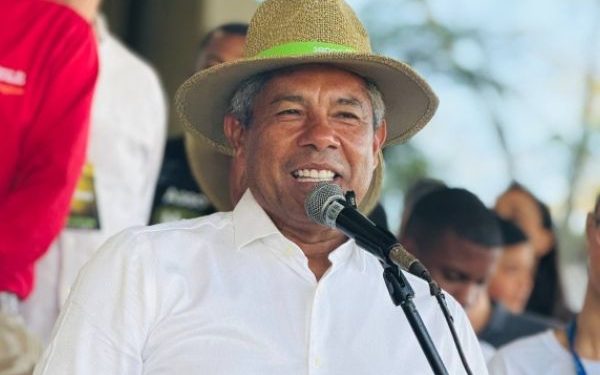 Jerônimo define entrega da rodoviária em 2026 e antecipa trens do VLT