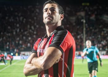 Vitória oficializa a saída de lateral titular: ‘Um dos nossos’